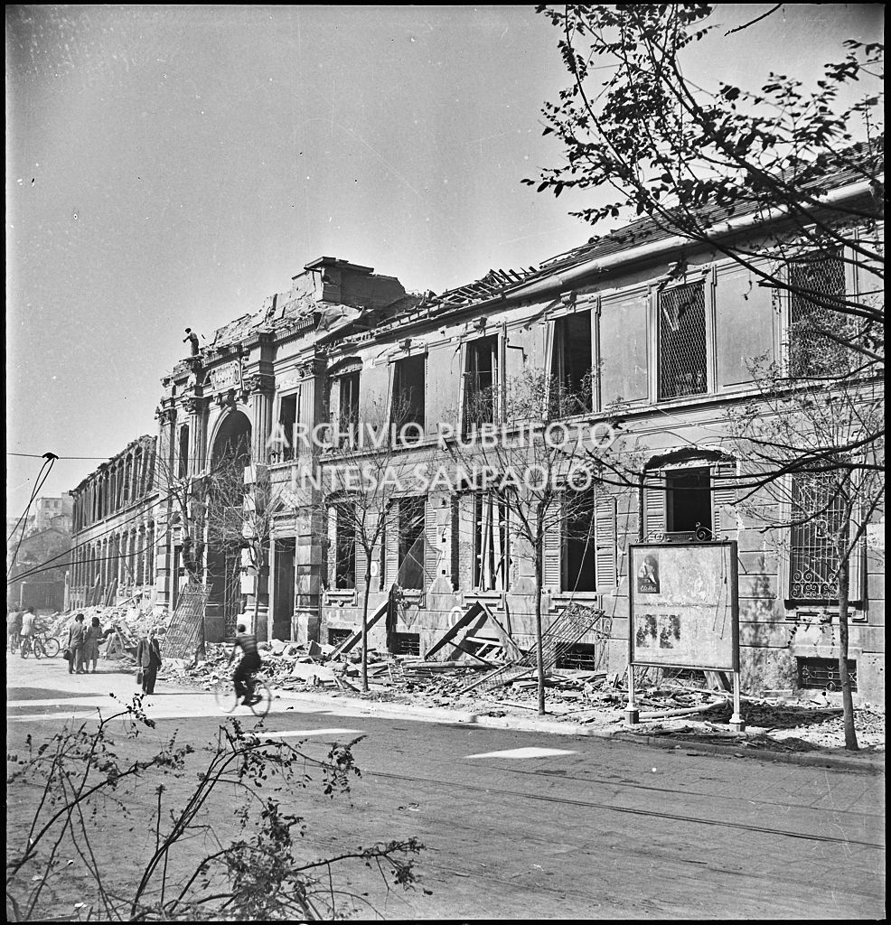 Scorcio di un edificio della sede centrale della Rinascente, in via Carducci a Milano danneggiato dai bombardamenti