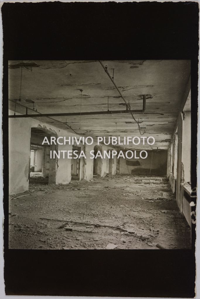 Interno di un edificio della sede centrale della Rinascente, in via Carducci a Milano, danneggiato dai bombardamenti