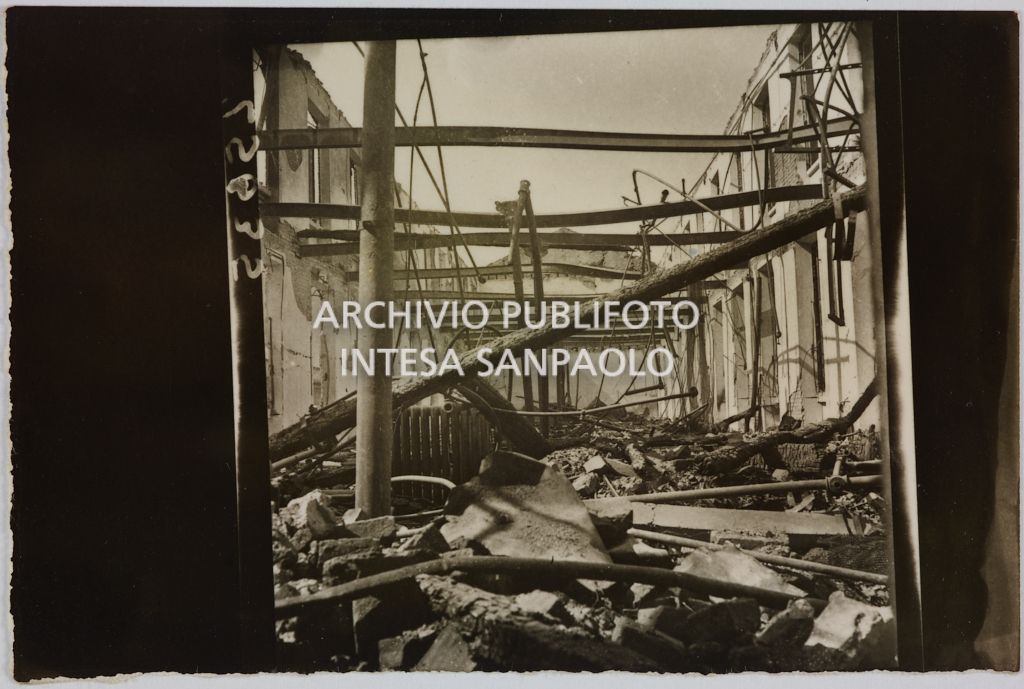 Un edificio della sede centrale della Rinascente, in via Carducci a Milano, distrutto dai bombardamenti ingombro di macerie