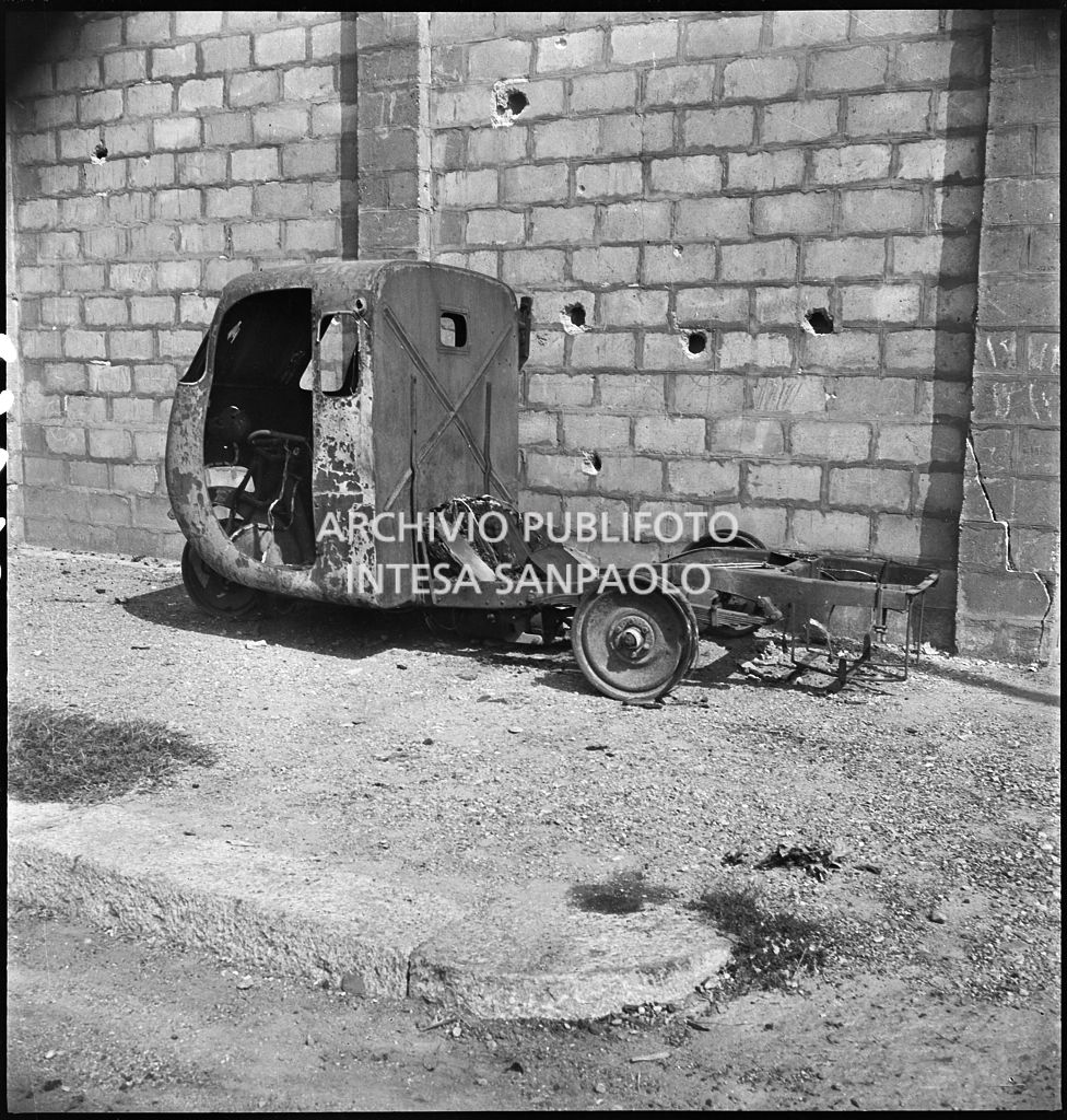 Un motofurgone ricoverato presso l'autorimessa di proprietà della Rinascente, in viale Coni Zugna a Milano, distrutto dai bombardamenti che hanno colpito l'edificio