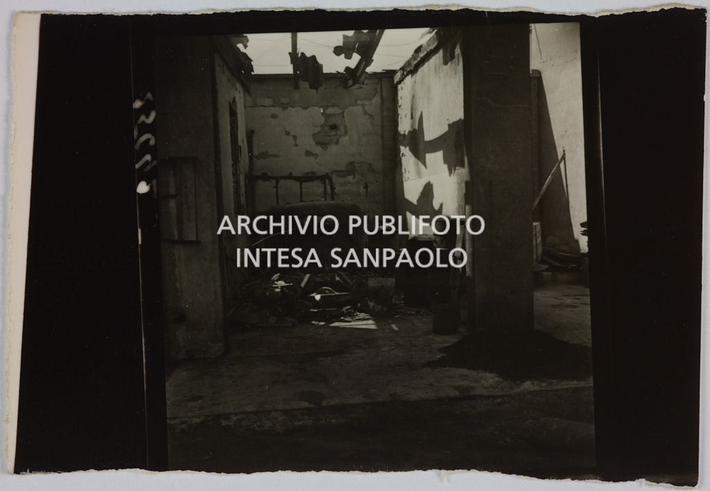 Un automezzo ricoverato presso l'autorimessa di proprietà della Rinascente, in viale Coni Zugna a Milano, distrutto dai bombardamenti che hanno colpito l'edificio