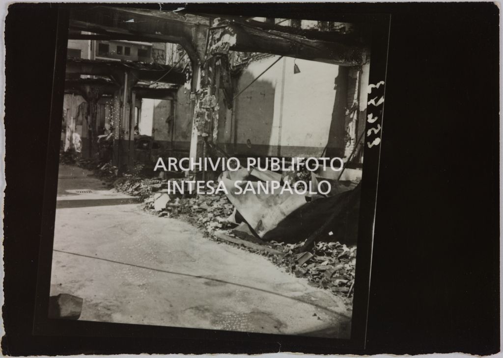 Interno dell'autorimessa di proprietà della Rinascente, in viale Coni Zugna a Milano, distrutta dai bombardamenti