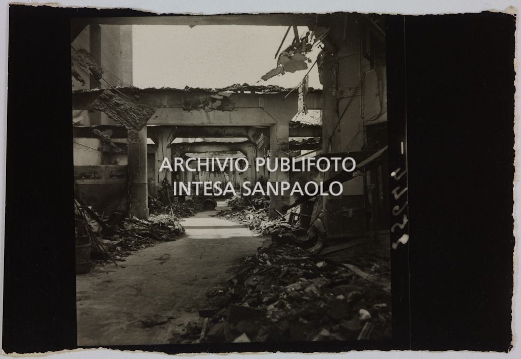 Interno dell'autorimessa di proprietà della Rinascente, in viale Coni Zugna a Milano, distrutta dai bombardamenti