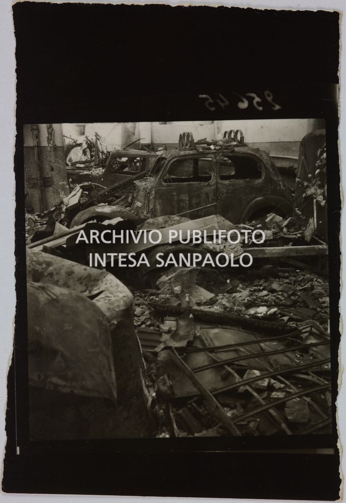 Automobili ricoverate presso l'autorimessa di proprietà della Rinascente, in viale Coni Zugna a Milano, distrutte dai bombardamenti che hanno colpito l'edificio