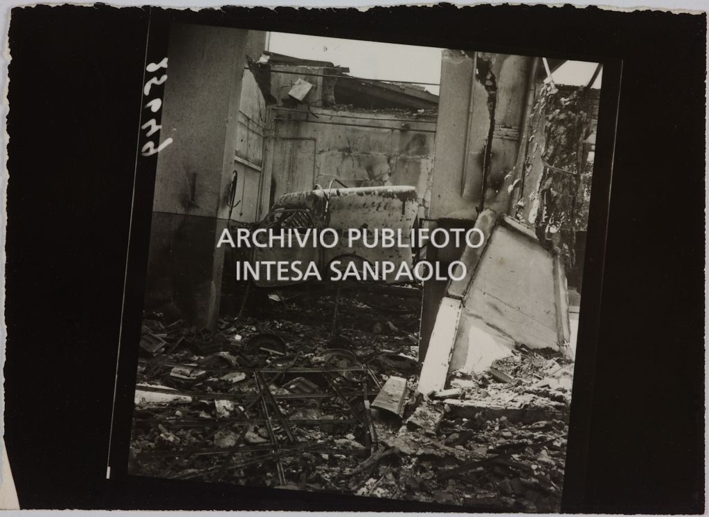 Autofurgone ricoverato presso l'autorimessa di proprietà della Rinascente, in viale Coni Zugna a Milano, distrutto dai bombardamenti che hanno colpito l'edificio