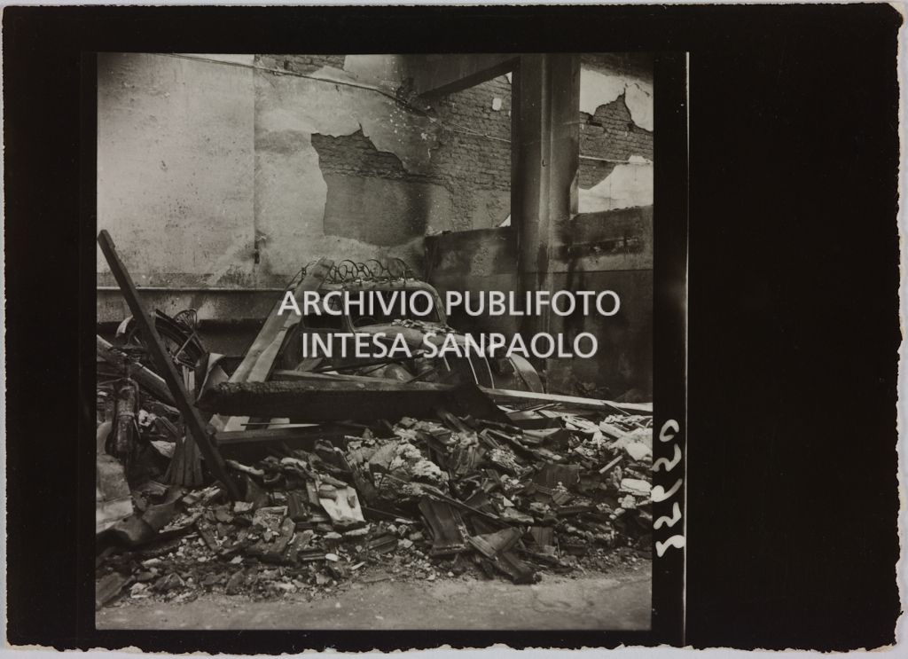 Automobile ricoverata presso l'autorimessa di proprietà della Rinascente, in viale Coni Zugna a Milano, distrutta dai bombardamenti che hanno colpito l'edificio