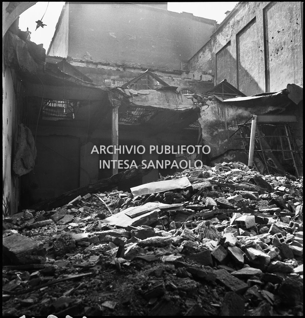 Interno del magazzino della Rinascente, in via Molino delle Armi a Milano, distrutto dai bombardamenti