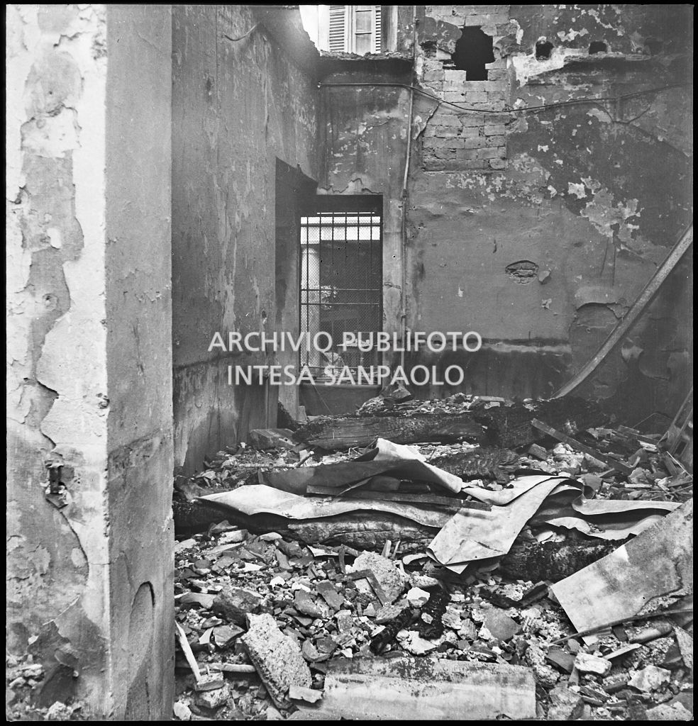 Interno del magazzino della Rinascente, in via Molino delle Armi a Milano, distrutto dai bombardamenti