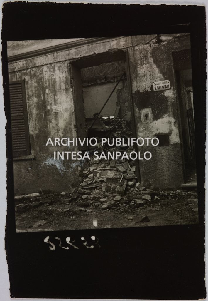 Ingresso del magazzino della Rinascente, in via Molino delle Armi a Milano, distrutto dai bombardamenti e completamente ingombro di macerie
