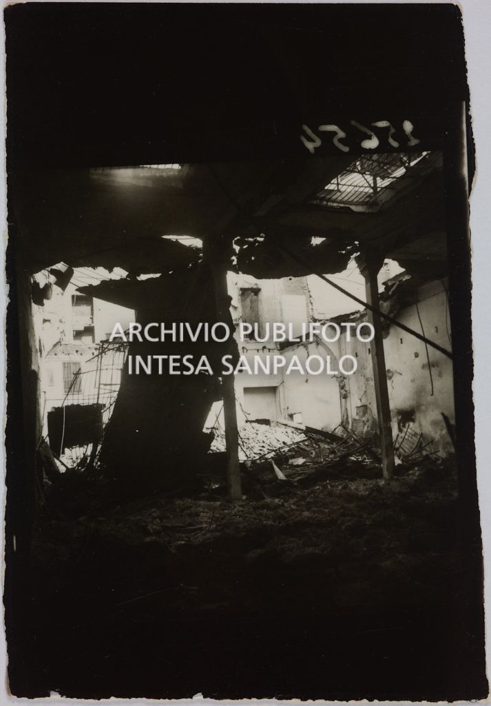 Interno del magazzino della Rinascente, in via Molino delle Armi a Milano, distrutto dai bombardamenti