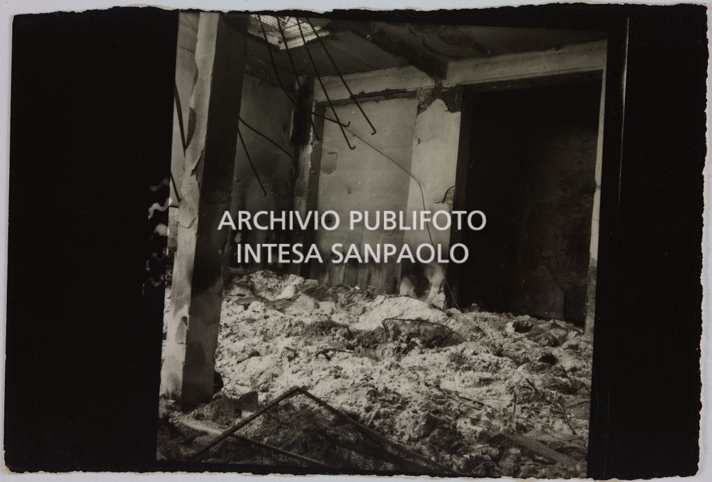 Interno del magazzino della Rinascente, in via Molino delle Armi a Milano, distrutto dai bombardamenti