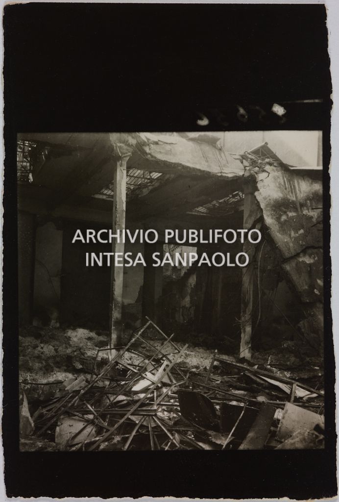 Interno del magazzino della Rinascente, in via Molino delle Armi a Milano, distrutto dai bombardamenti