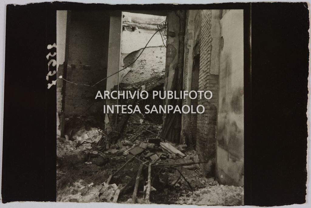 Interno del magazzino della Rinascente, in via Molino delle Armi a Milano, distrutto dai bombardamenti