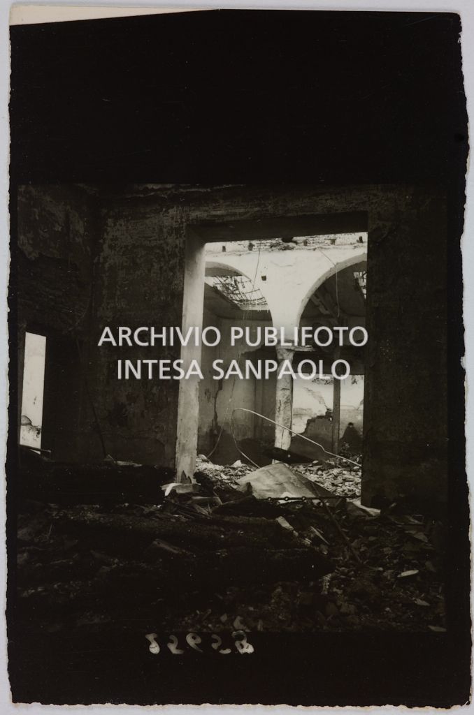 Interno del magazzino della Rinascente, in via Molino delle Armi a Milano, distrutto dai bombardamenti