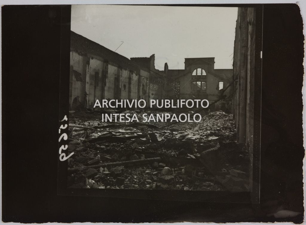 Magazzino della Rinascente, in via Bernina a Milano, distrutto dai bombardamenti