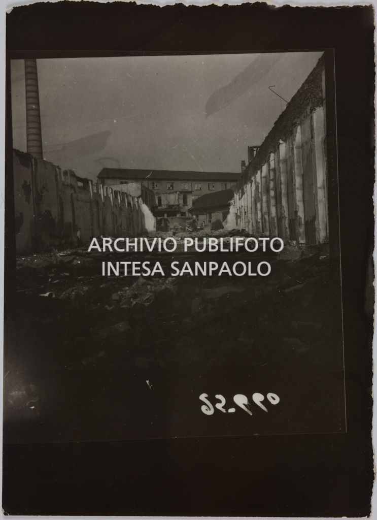 Magazzino della Rinascente, in via Bernina a Milano, distrutto dai bombardamenti