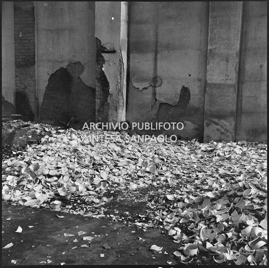 Terraglie infrante all'interno del magazzino della Rinascente, in via Bernina a Milano, dopo i bombardamenti che hanno distrutto l'edificio