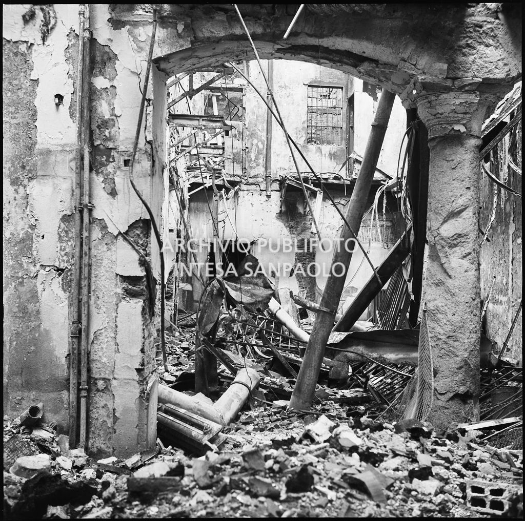 Interno del magazzino Upim, in corso Vittorio Emanuele II, a Milano, distrutto dai bombardamenti e ingombro di macerie