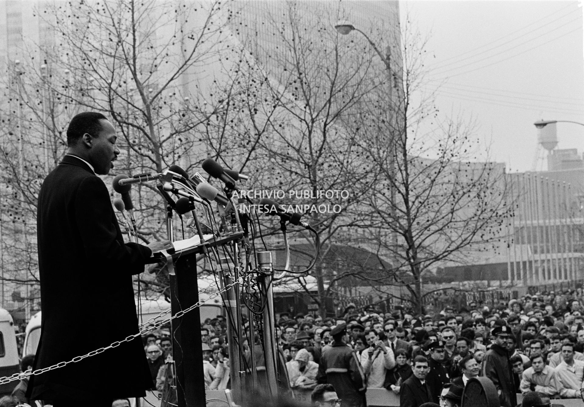 Il reverendo Martin Luther King tiene il suo discorso in occasione della marcia contro la guerra in Vietnam promossa dallo Spring Mobilization Committee; sullo sfondo il Palazzo delle Nazioni Unite
