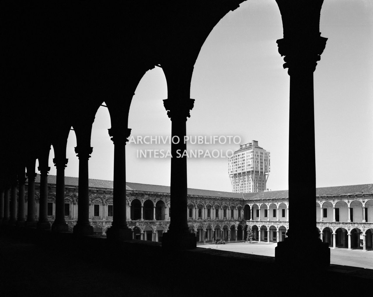 La Torre Velasca vista dal cortile d'onore dell'Università degli Studi di Milano