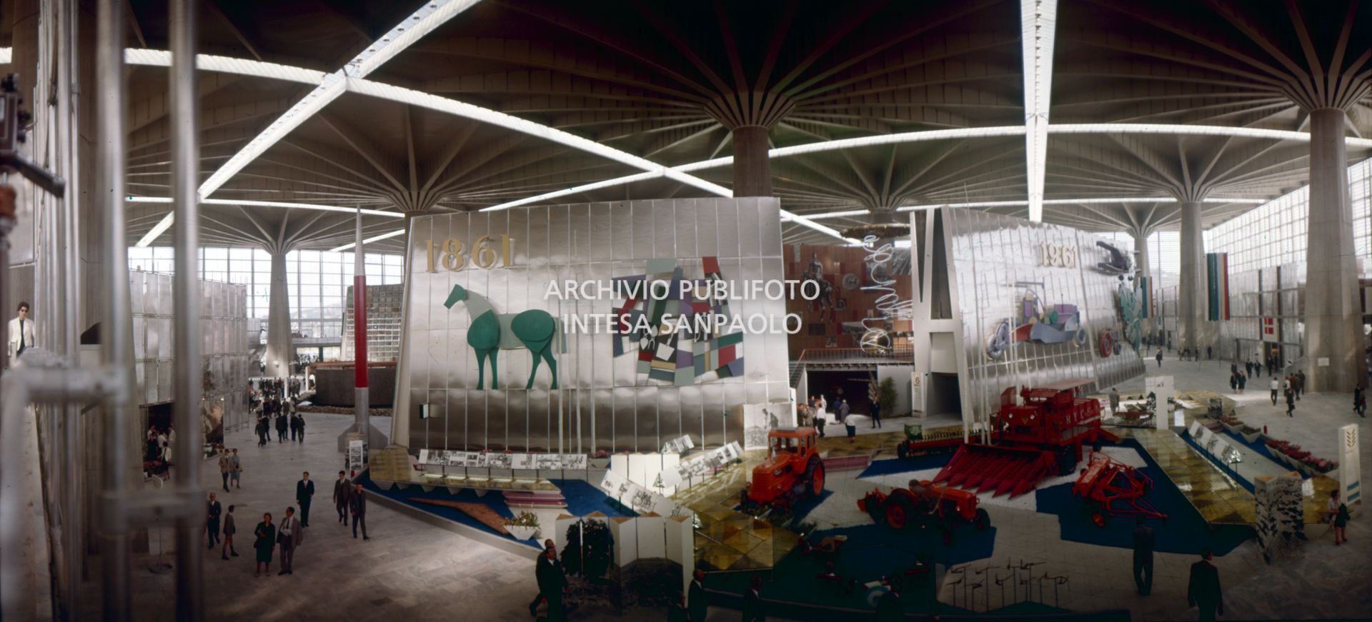 Allestimento degli interni del Palazzo del Lavoro, progettato da Pier Luigi Nervi con la collaborazione dell'architetto Gio Ponti e di Gino Covre, per l'Esposizione Internazionale del Lavoro che si tenne a Torino dal 1
					maggio al 31 ottobre 1961