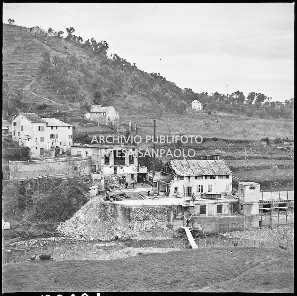 Veduta esterna dello stabilimento Belsana danneggiato dai bombardamenti e in via di ricostruzione<br>26661