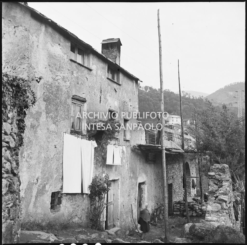 Esterno di un fabbricato nei pressi dello stabilimento Belsana; sono visibili un uomo e una donna<br>26663