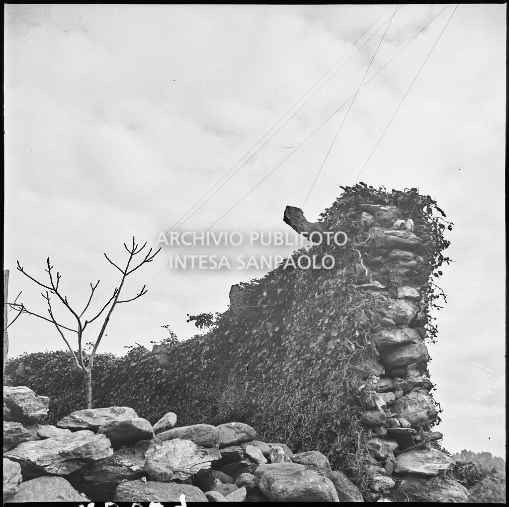 Particolare di un muro danneggiato dai bombardamenti nei pressi dello stabilimento Belsana<br>26664