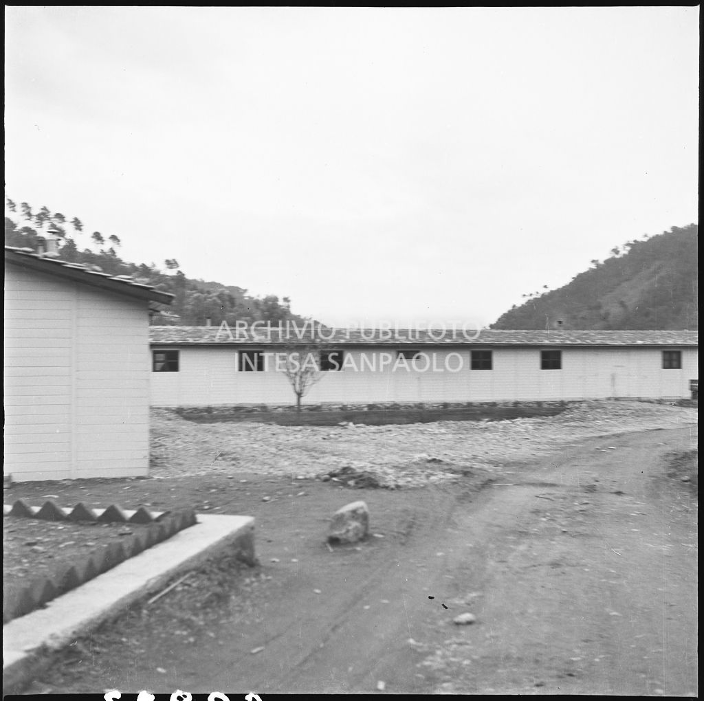 Scorcio esterno dello stabilimento Belsana presumibilmente ricostruito dopo i bombardamenti che lo hanno danneggiato<br>26665