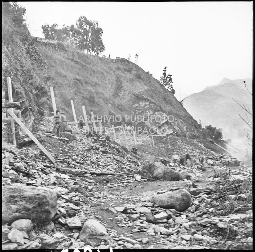 Uomini al lavoro lungo l'argine di un torrente nei pressi dello stabilimento Belsana<br>26671