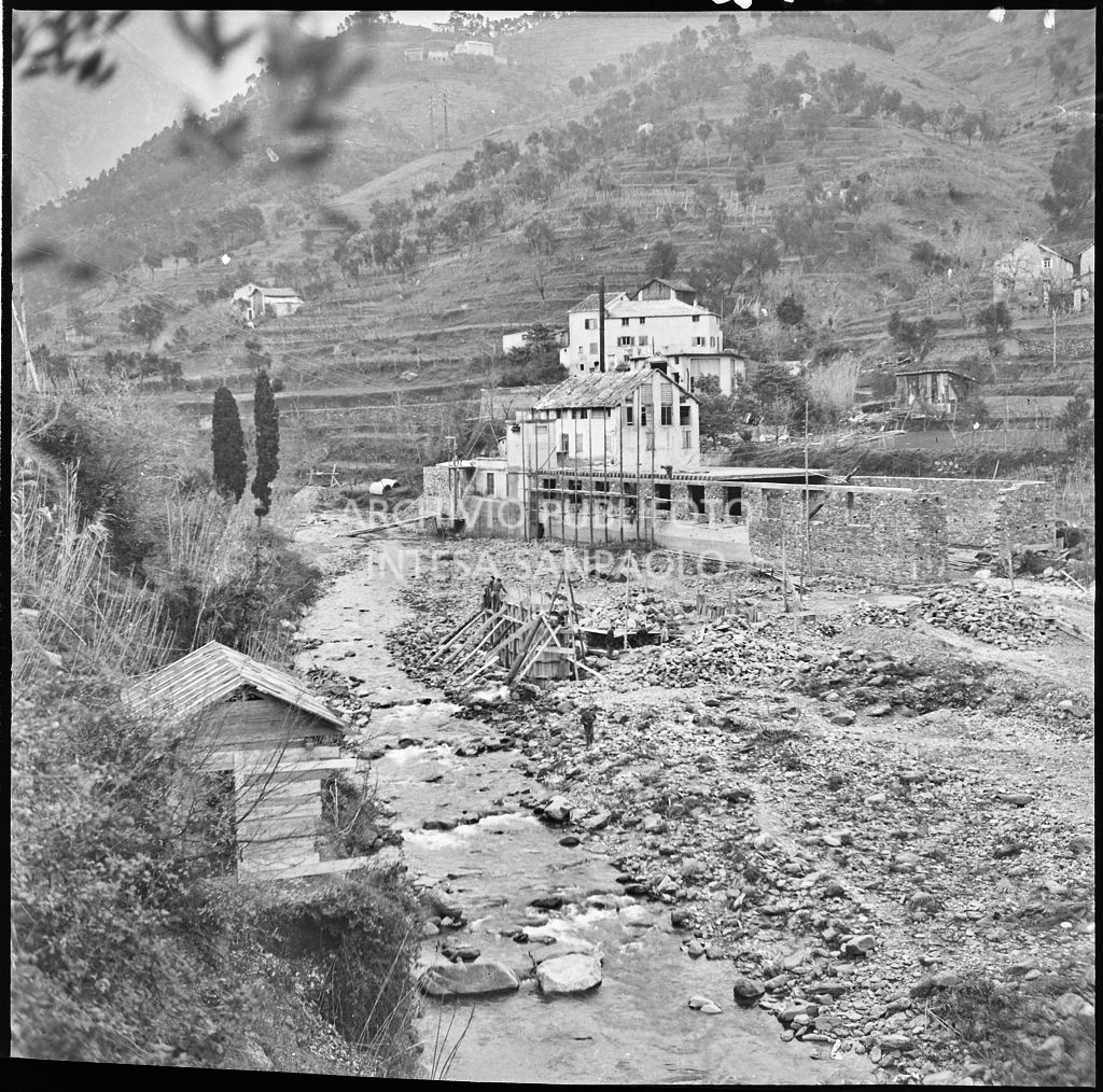 Scorcio di torrente che alimenta i macchinari dello stabilimento Belsana<br>26672