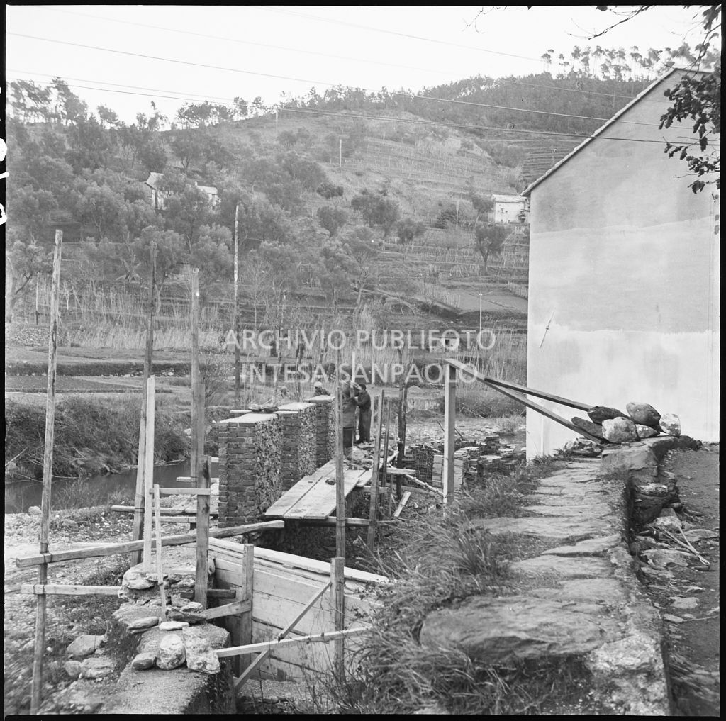 Strutture di consolidamento di un edificio distrutto dai bombardamenti, presumibilmente dello stabilimento Belsana<br>26678