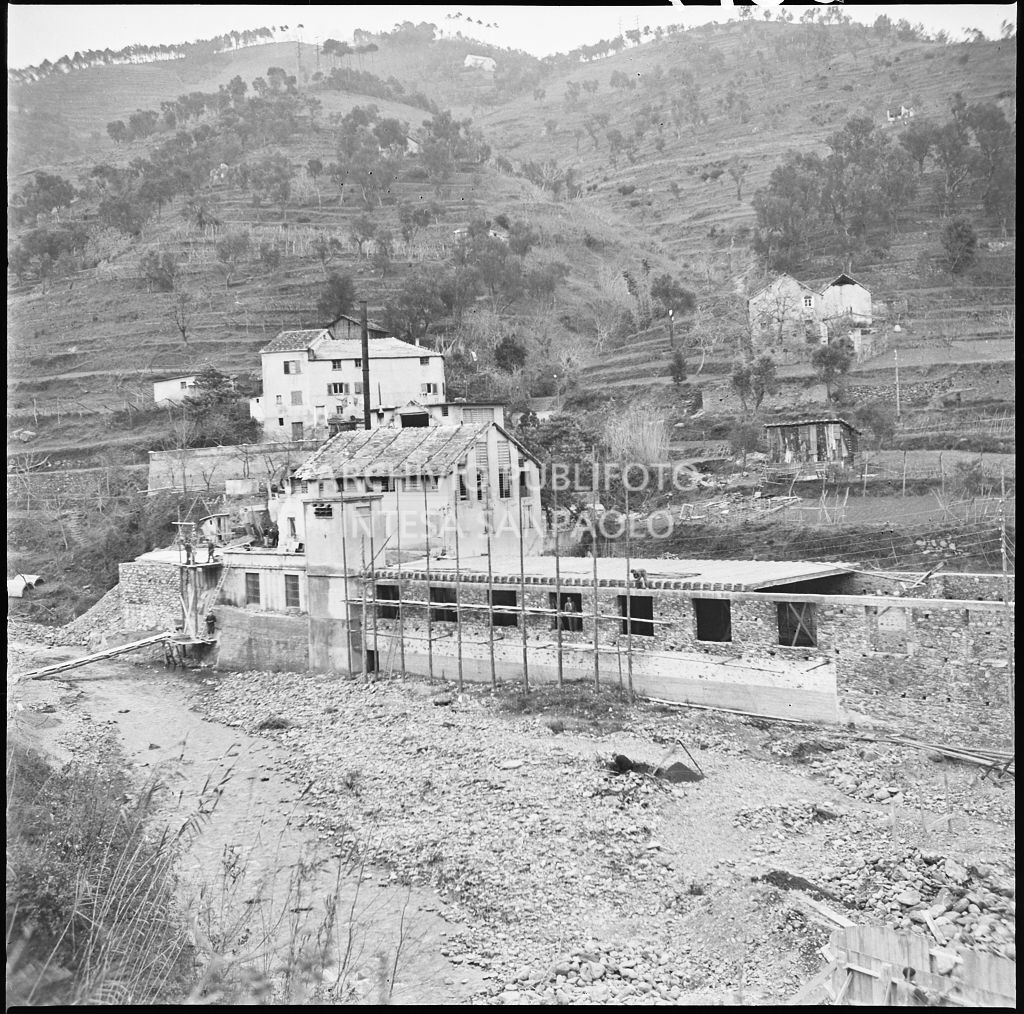 Cantiere di ricostruzione di un edificio danneggiato dai bombardamenti presumibilmente dello stabilimento Belsana<br>26679