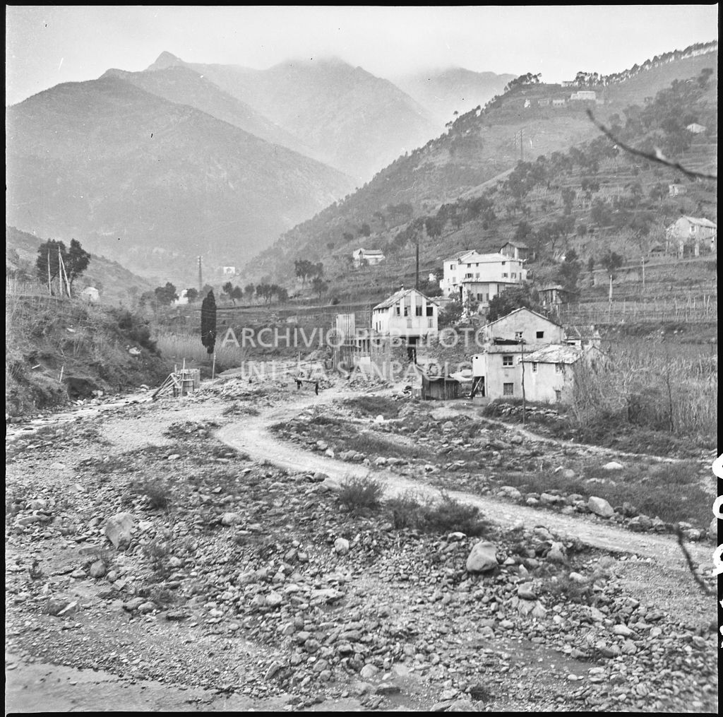 Veduta della valle percorsa da un torrente dove è situato lo stabilimento Belsana<br>26680