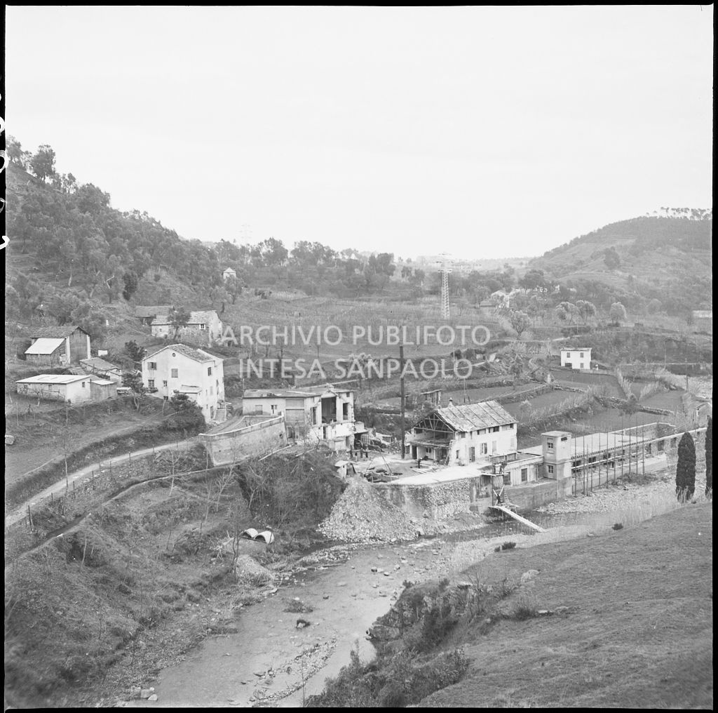 veduta dall'alto dello stabilimento Belsana danneggiato dai bombardamenti e in via di ricostruzione<br>26683
