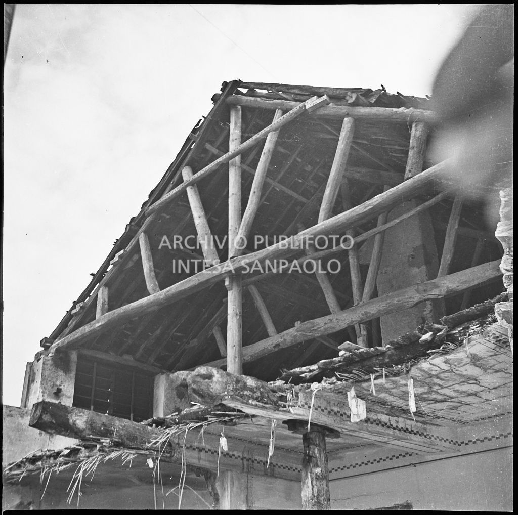 Particolare di un tetto dello stabilimento Belsana danneggiato dai bombardamenti<br>26684