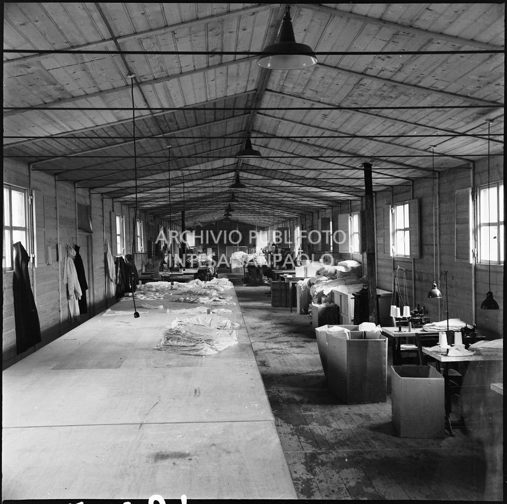 Veduta interna di un capannone dello stabilimento Belsana, costruito dopo i bombardamenti,  con macchinari<br>26687