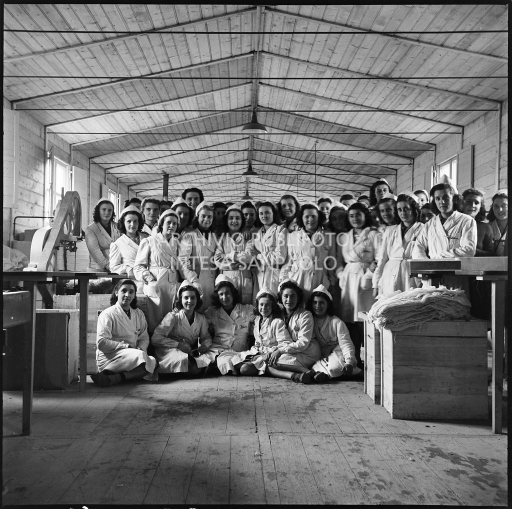 Foto di gruppo delle operaie dello stabilimento Belsana all'interno di un capannone costruito dopo i bombardamenti<br>26688