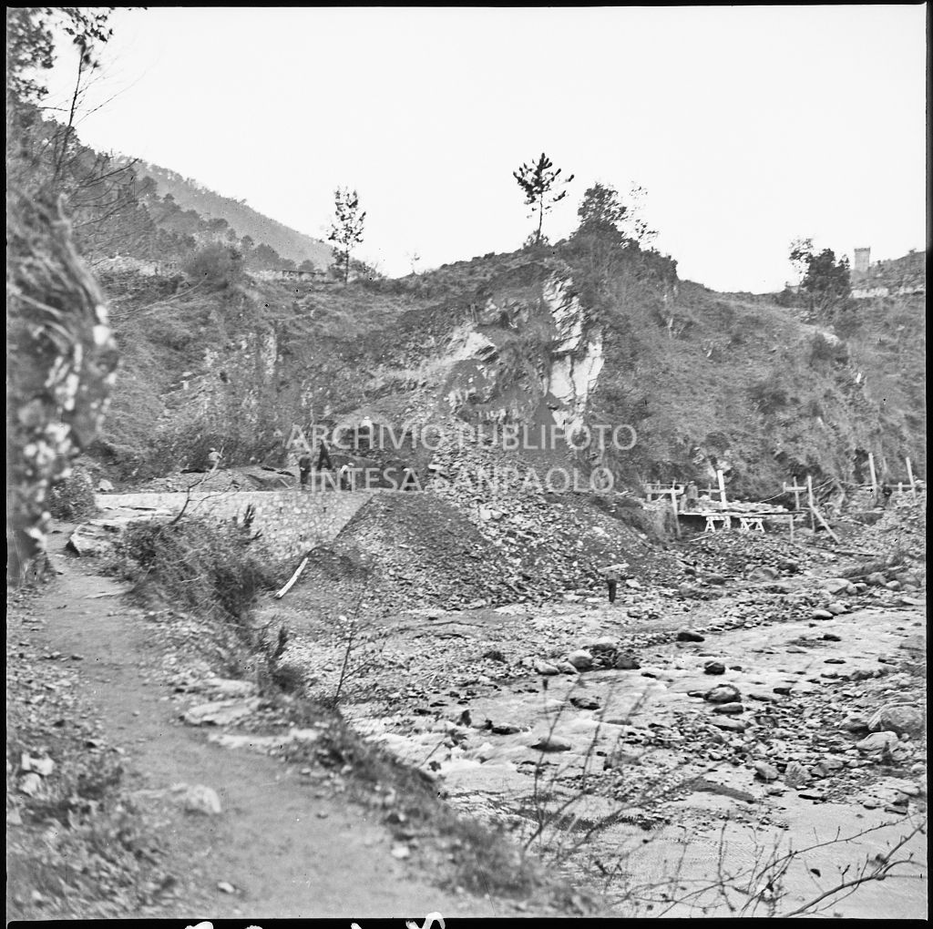 Uomini al lavoro lungo l'argine di un torrente nei pressi dello stabilimento Belsana<br>26692
