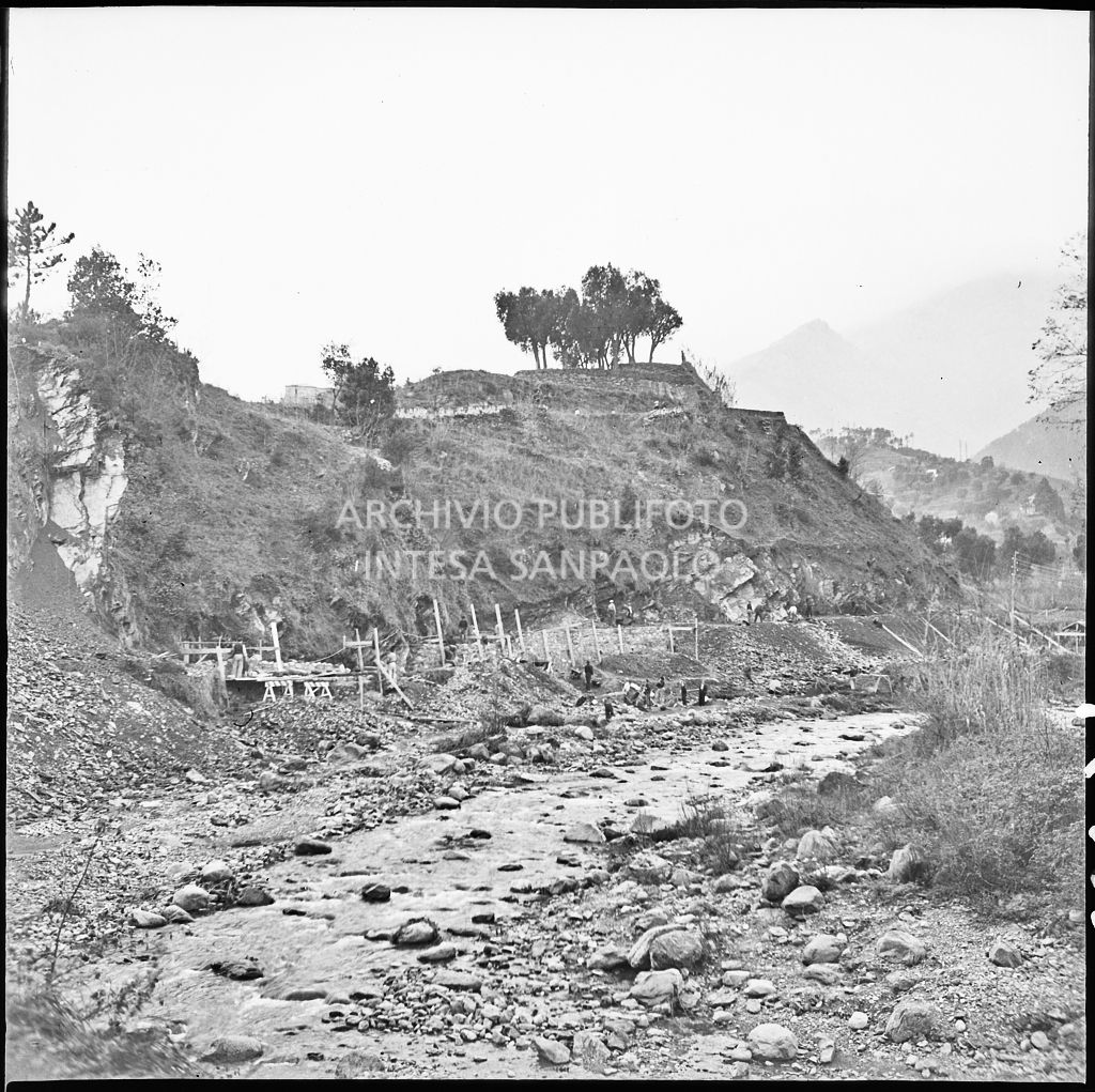 Uomini al lavoro lungo l'argine di un torrente nei pressi dello stabilimento Belsana<br>26694