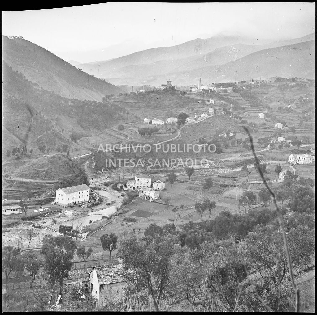 Veduta dall'alto della valle dove sorge lo stabilimento Belsana<br>26693