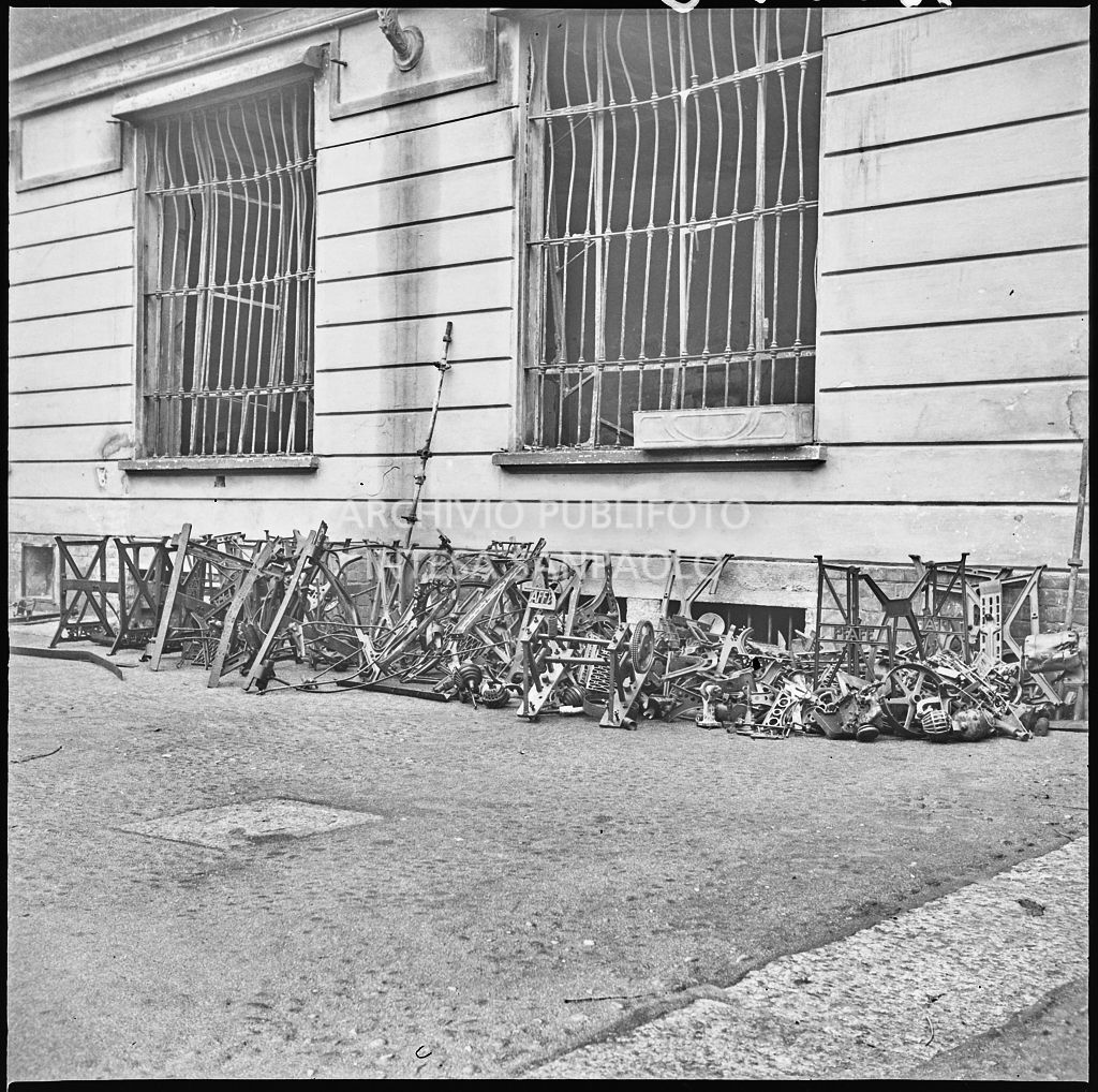 Resti di macchinari danneggiati dai bombardamenti addossati a un fabbricato dello stabilimento Belsana<br>26698