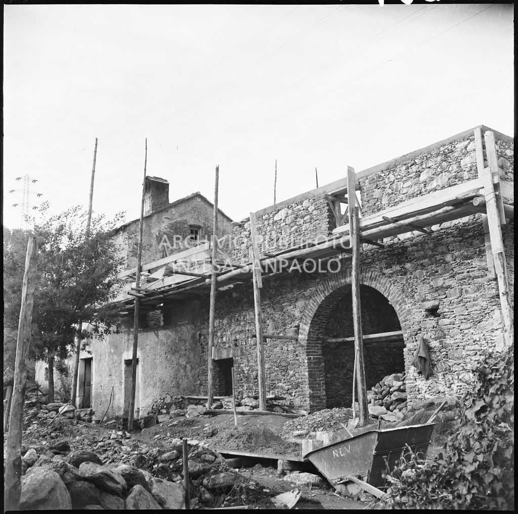 Un fabbricato dello stabilimento Belsana in ricostruzione dopo i bombardamenti che lo hanno danneggiato<br>26701