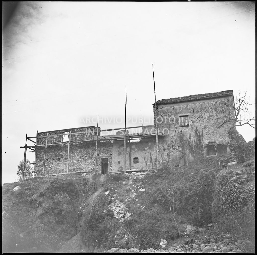 Un fabbricato dello stabilimento Belsana in ricostruzione dopo i bombardamenti che lo hanno danneggiato<br>26702