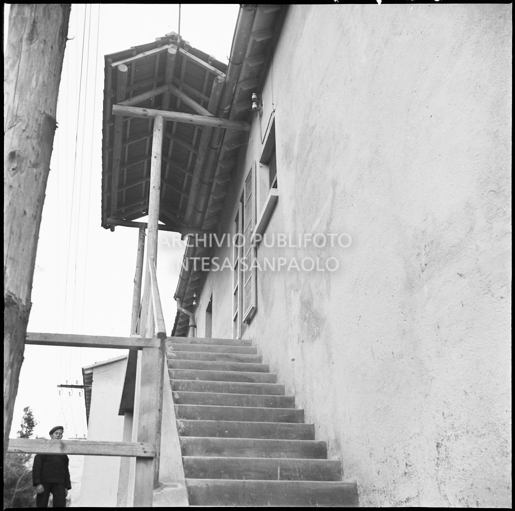 Scala di un fabbricato dello stabilimento Belsana; sulla sinistra un uomo<br>26707