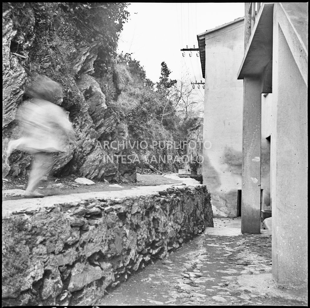 Un uomo cammina tra i fabbricati dello stabilimento Belsana<br>26708