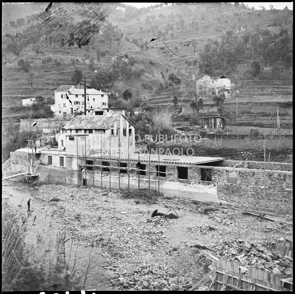 Cantiere di ricostruzione di un edificio danneggiato dai bombardamenti presumibilmente dello stabilimento Belsana<br>26711