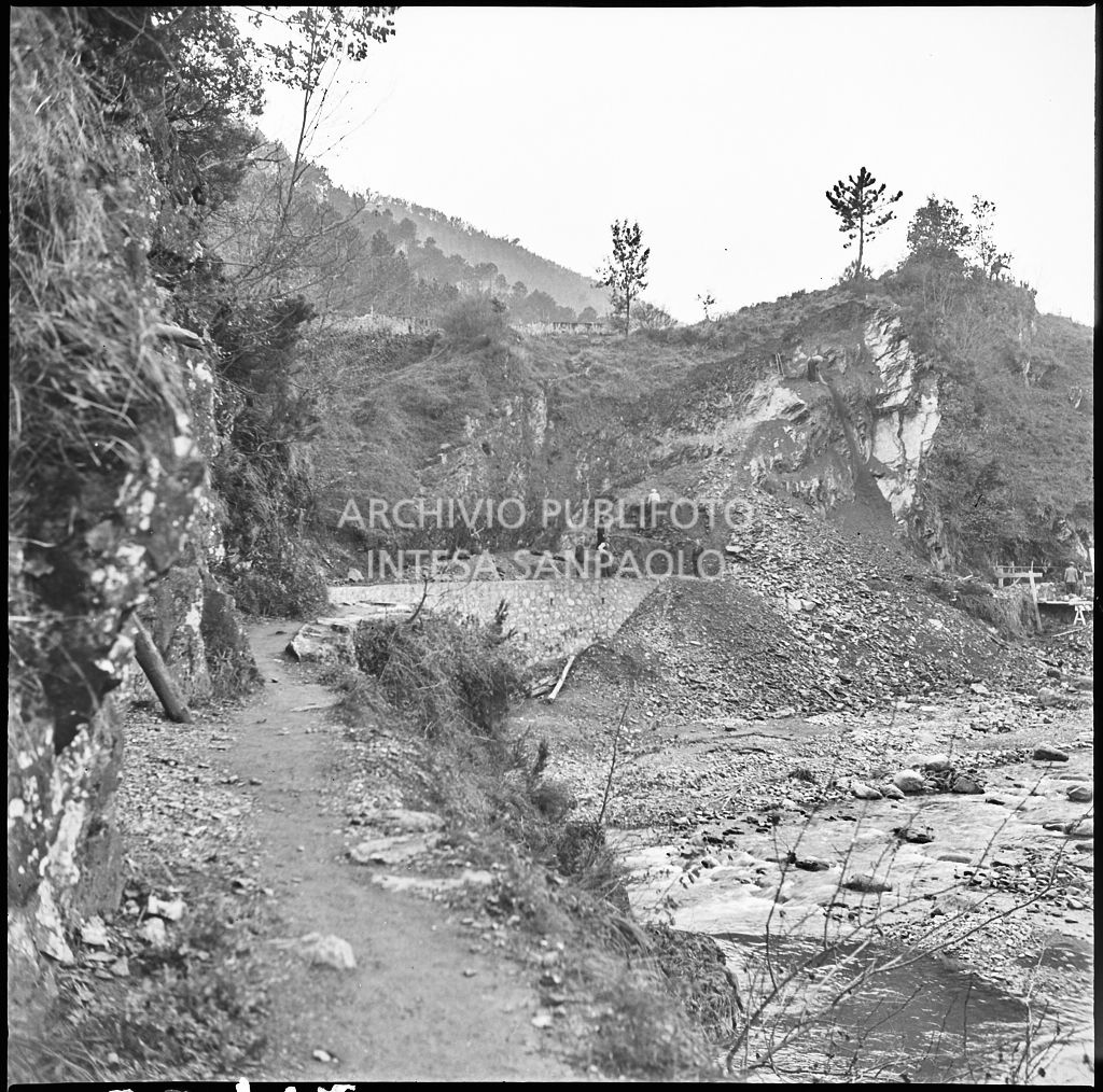 Uomini al lavoro lungo l'argine di un torrente nei pressi dello stabilimento Belsana<br>26712