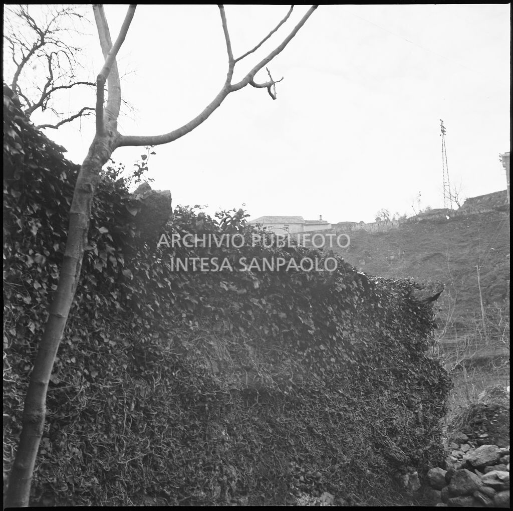 Particolare di un muro danneggiato dai bombardamenti nei pressi dello stabilimento Belsan<br>26720