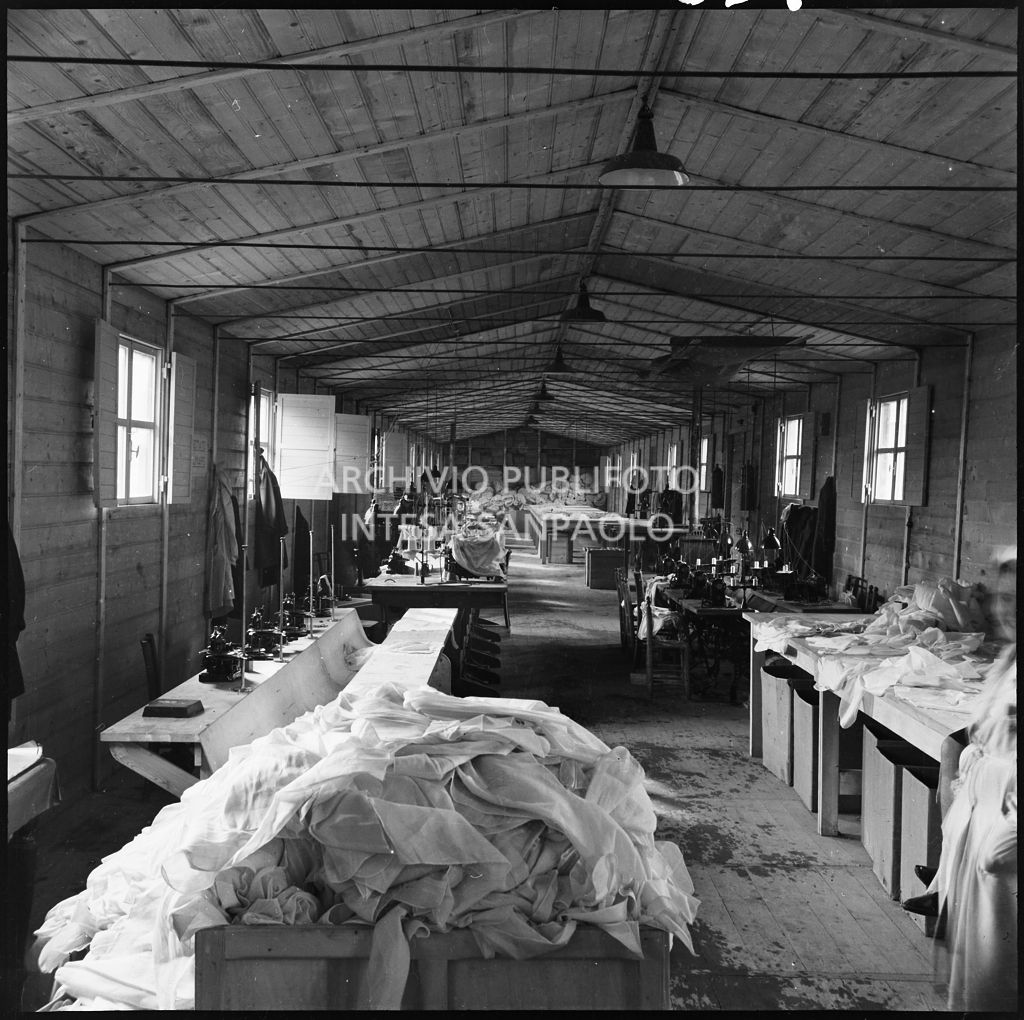 Veduta interna di un capannone dello stabilimento Belsana, costruito dopo i bombardamenti,  con macchinari<br>26726
